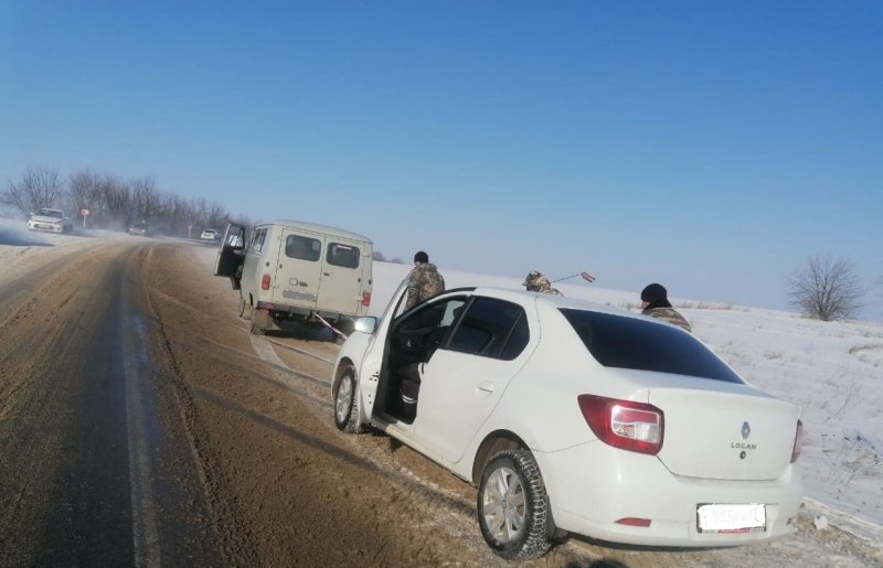 В Верхнемамонском районе госавтоинспекторы оказали помощь местной жительнице, оказавшейся в сложной дорожной ситуации