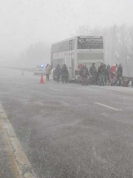 Сотрудники Госавтоинспекции оказали помощь пассажирам автобуса, оказавшимся в трудной дорожной ситуации